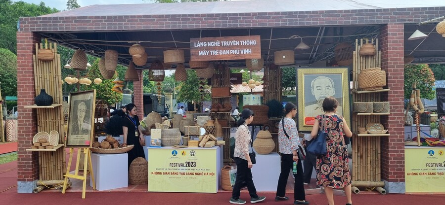  A booth displays traditional bamboo handicrafts. 